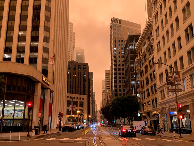 Vista del cielo anaranjado casi rojo que tiñe el ambiente por el intenso humo de estos días a causa de los incendios declarados en California (EE.UU.).