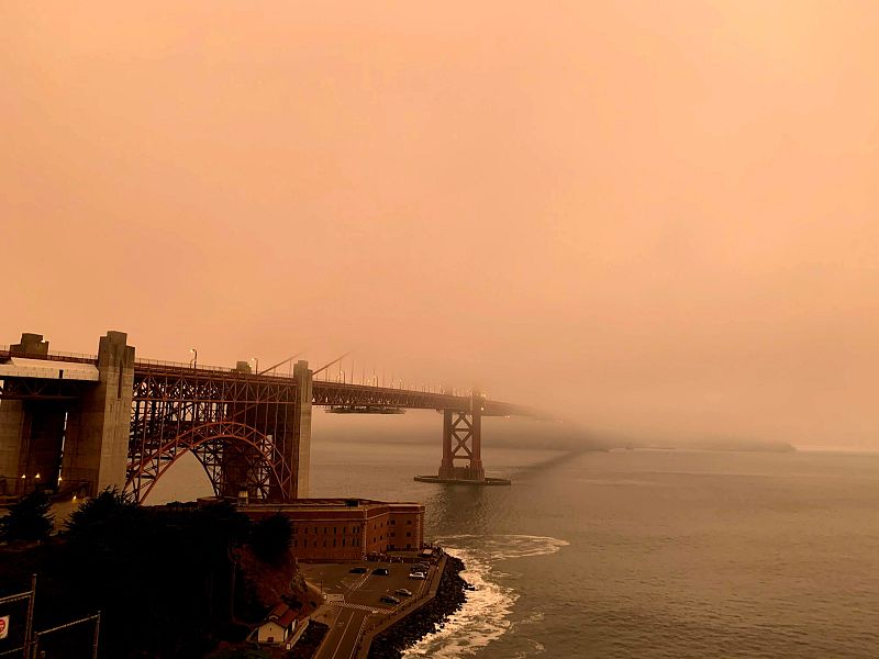 Vista del cielo anaranjado casi rojo que tiñe el ambiente cerca del puente de San Francisco, California (EE.UU.).
