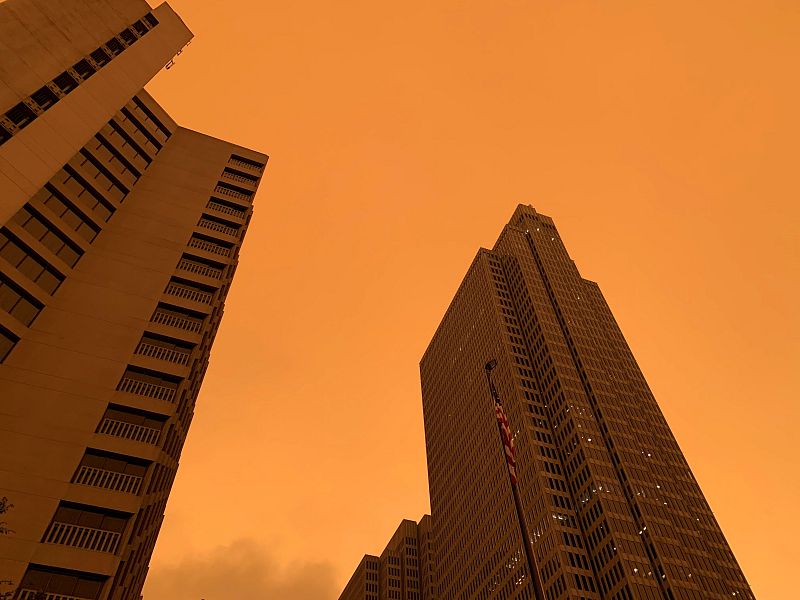 El intenso humo de estos días a causa de los incendios declarados en California (EE.UU.) se une la niebla que cubrió San Francisco con un cielo inédito.
