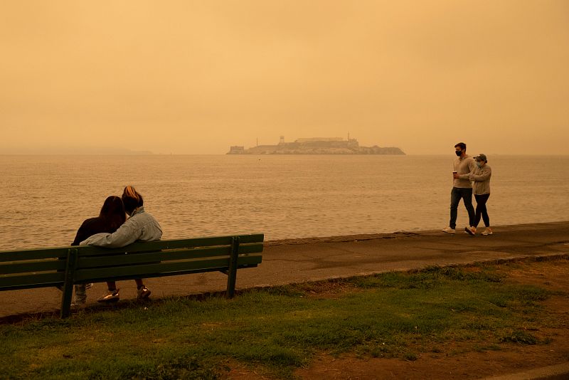 La histórica isla de Alcatraz se ve bajo un cielo anaranjado oscurecido por el humo de los incendios forestales de California en San Francisco.