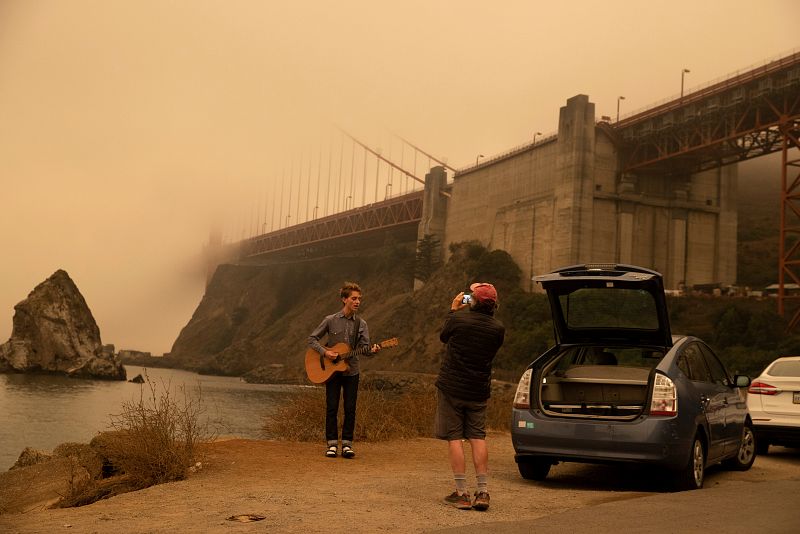 El cantante, Matt Jaffe, filma un video musical junto al puente Golden Gate bajo la niebla y teñido por el humo de los incendios forestales de California.