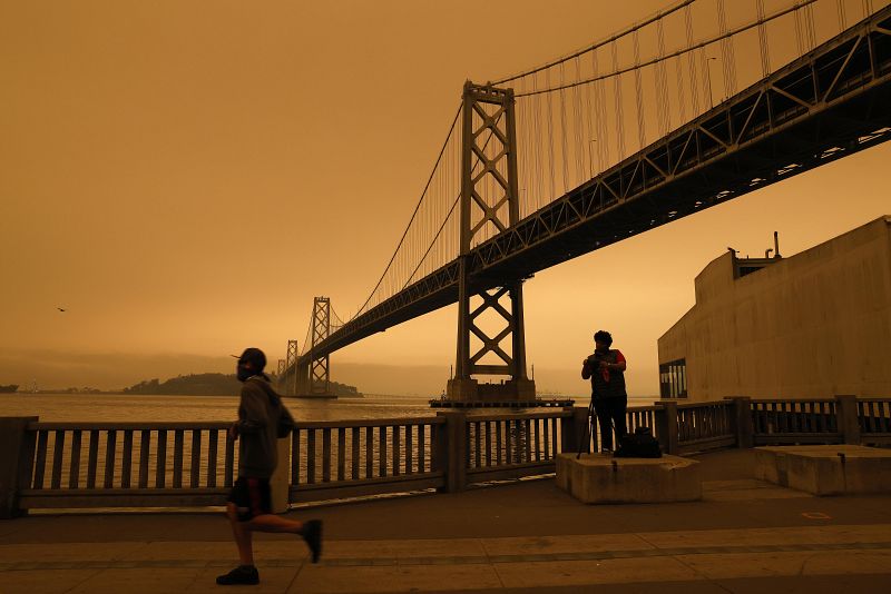 El humo de los incendios forestales de California en lo alto de la atmósfera sobre el área de la bahía.