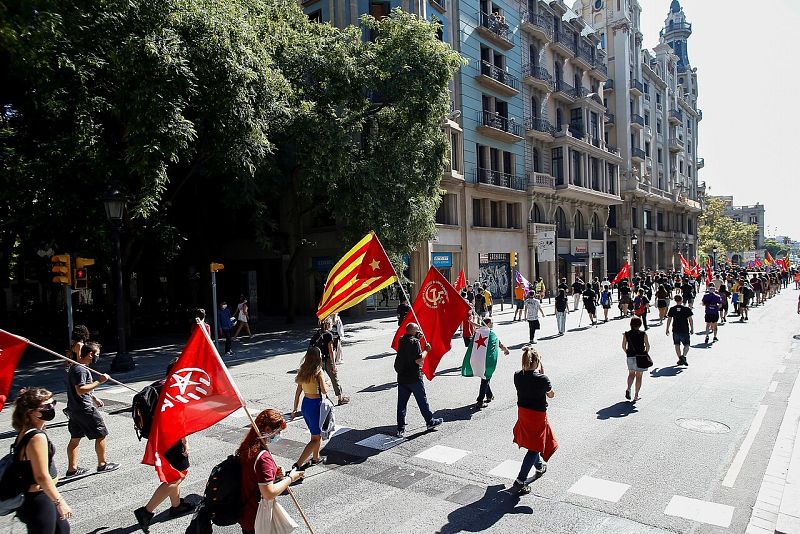 Varias personas se manifestan con distancias de seguridad