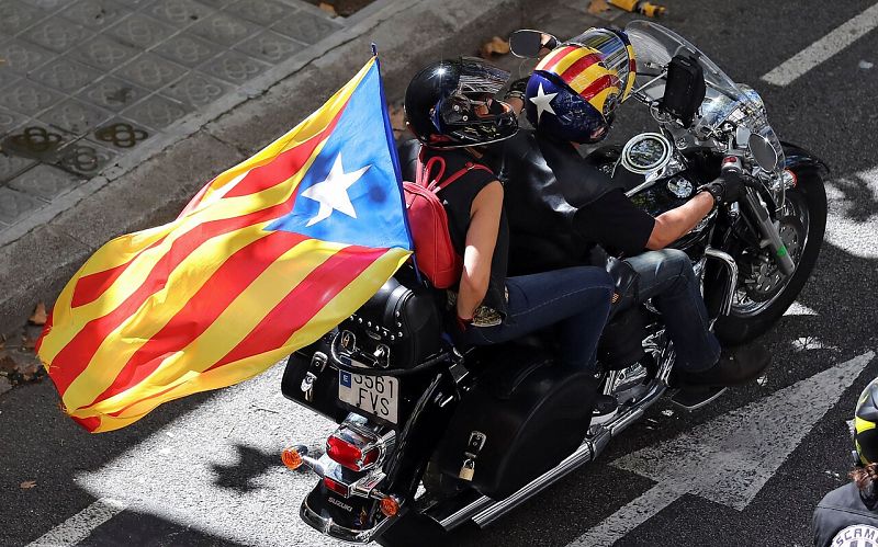 Dos jóvenes en moto portan una estelada