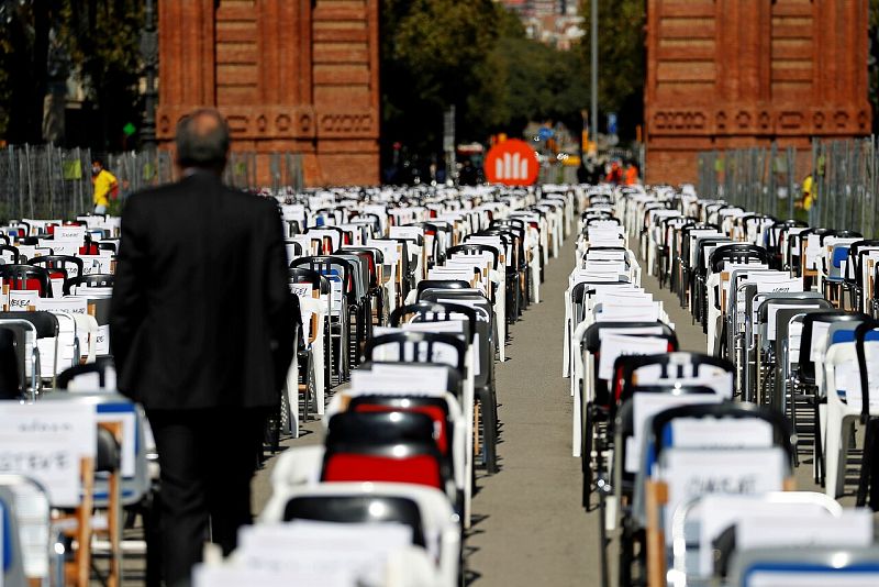 Quim Torra pasea entre las sillas vacías