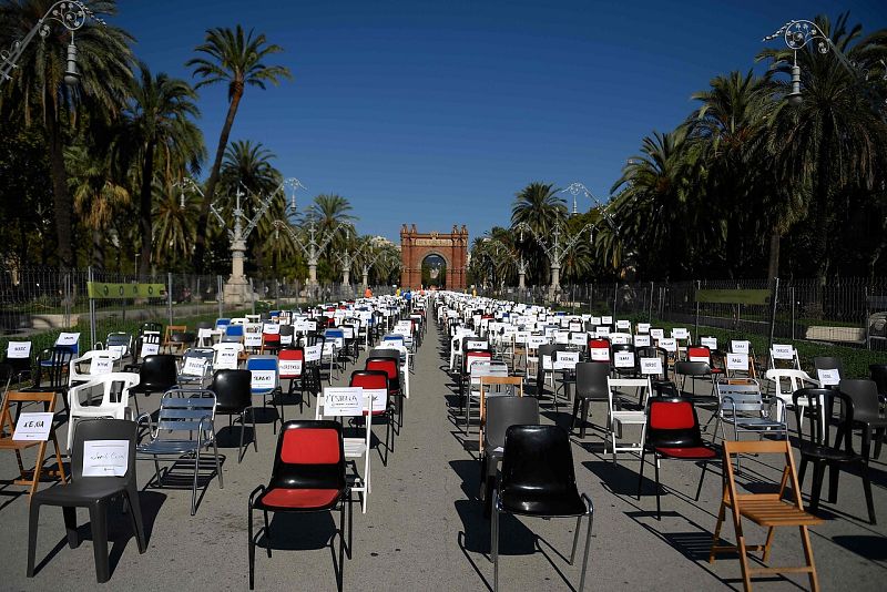 Hileras de sillas frente al Arco de Triunfo