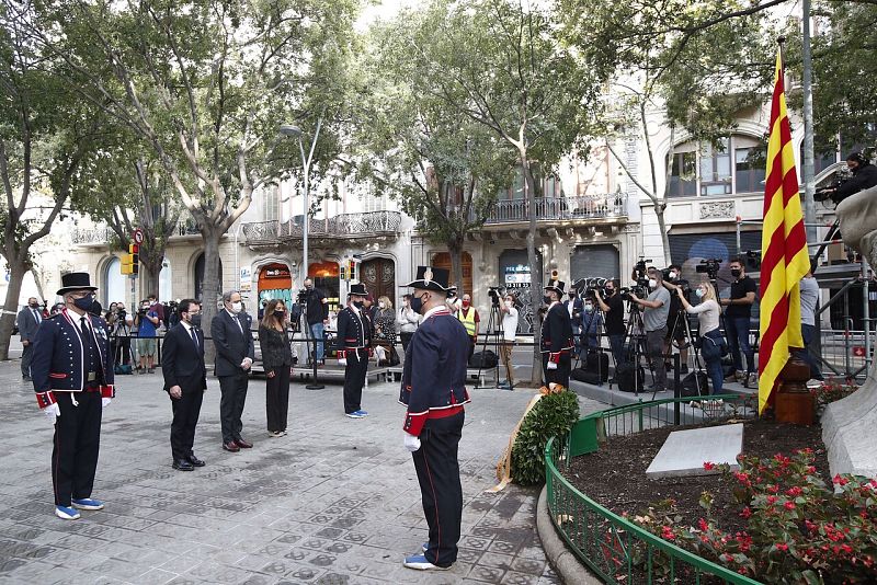 Ofrenda floral en el monumento de a Rafael Casanovas