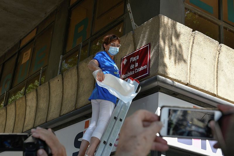 Una persona cambia un cartel en Lleida