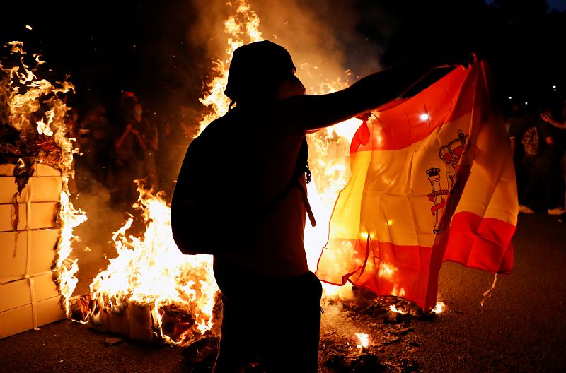 Los CDR queman una bandera de España