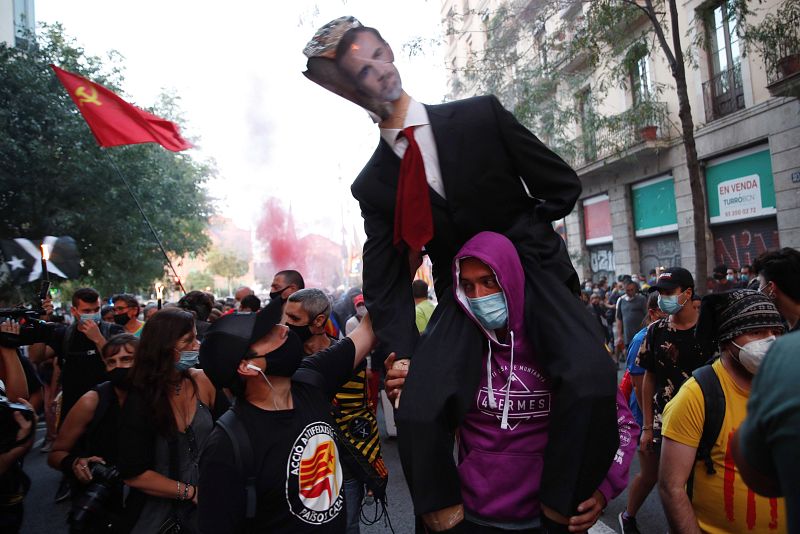 Los CDR portan un muñeco del rey Felipe VI