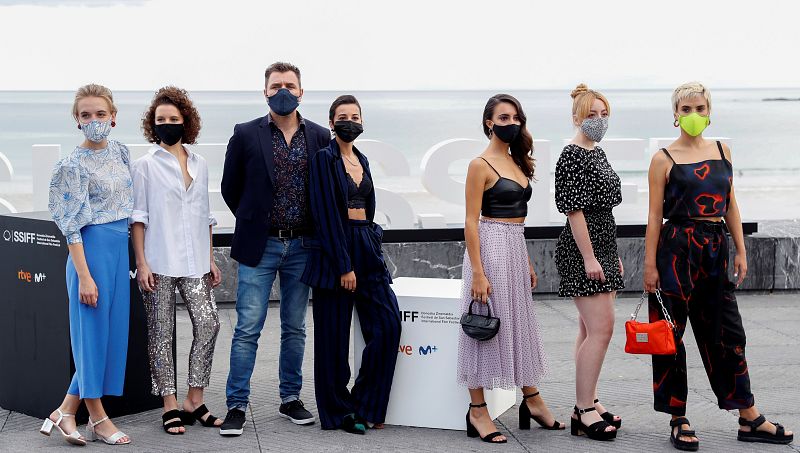 Los artistas de la película 'Akelarre' posan en el Festival Internacional de Cine de San Sebastián