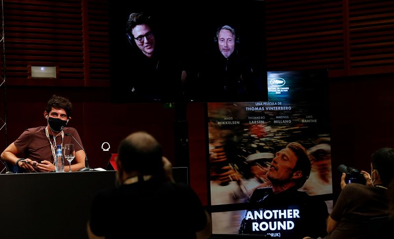 El director ThomasVinterberg (i) y el actor Mads Mikkelsen durante la presentación telemática de su película 'Druk/Another round'.