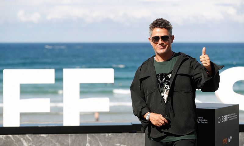l cantante Alejandro Sanz posa en el paseo marítimo de San Sebastián