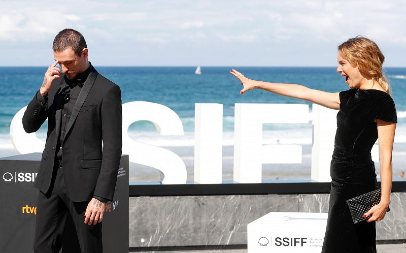 Los actores Laetitia Dosch (i) y Sergei Polunin posan en el paseo marítimo de la playa de La Concha antes de la presentación de su película 'Passion simple'