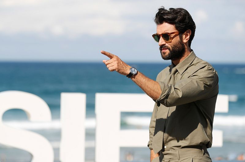 El actor Javier Rey posa en el paseo marítimo de la Playa de la Concha.