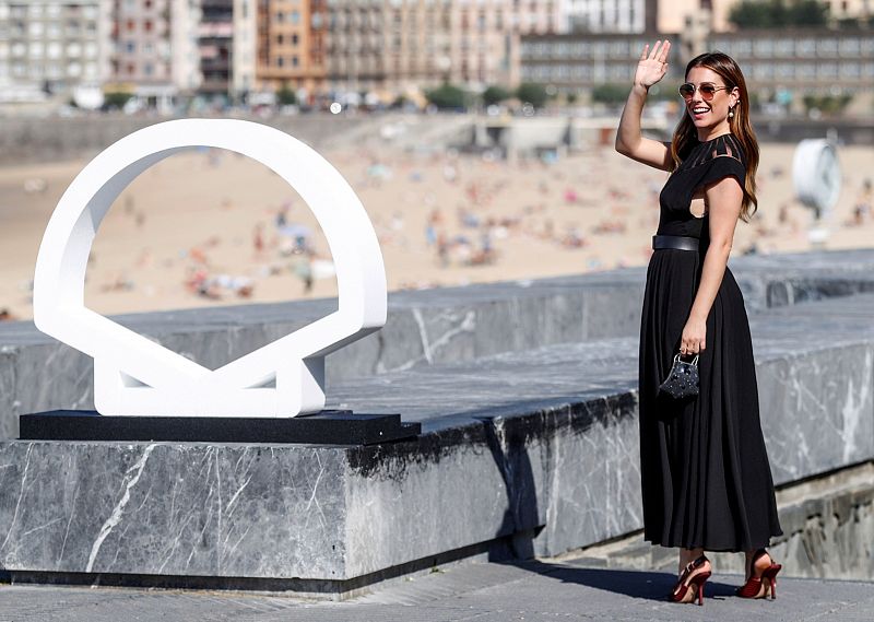 La actriz Blanca Suárez posa este domingo en el paseo marítimo de la Playa de la Concha.