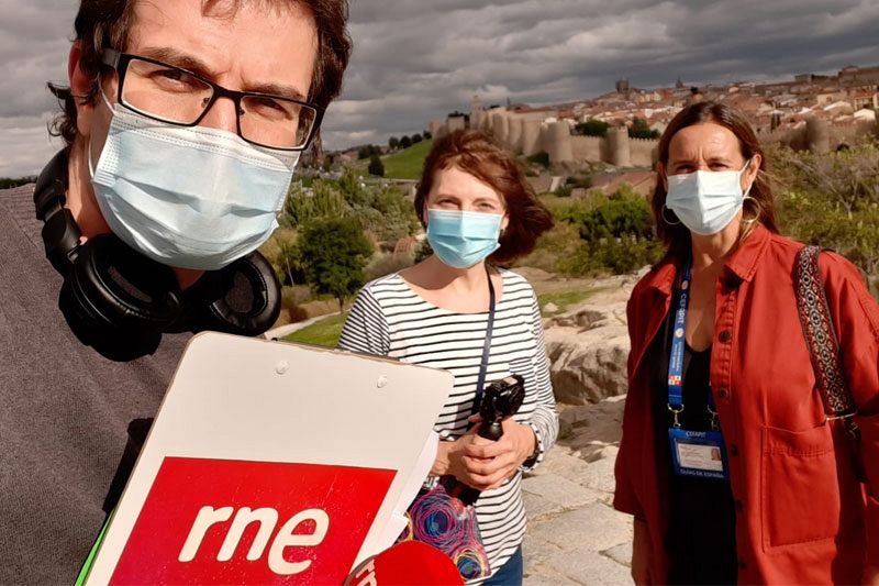 Álvaro Soto, Lucía Sánchez y Carmen Zujeros grabando desde los Cuatro Postes.