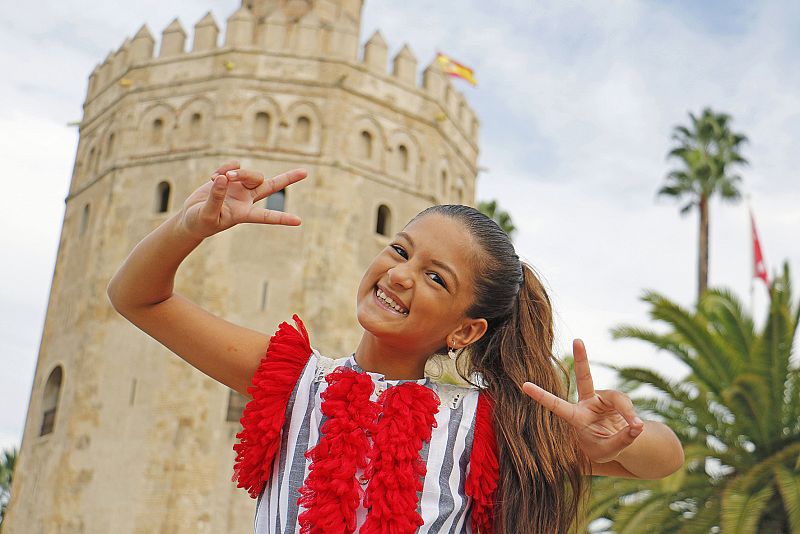 Soleá delante de la Torre del Oro en Sevilla