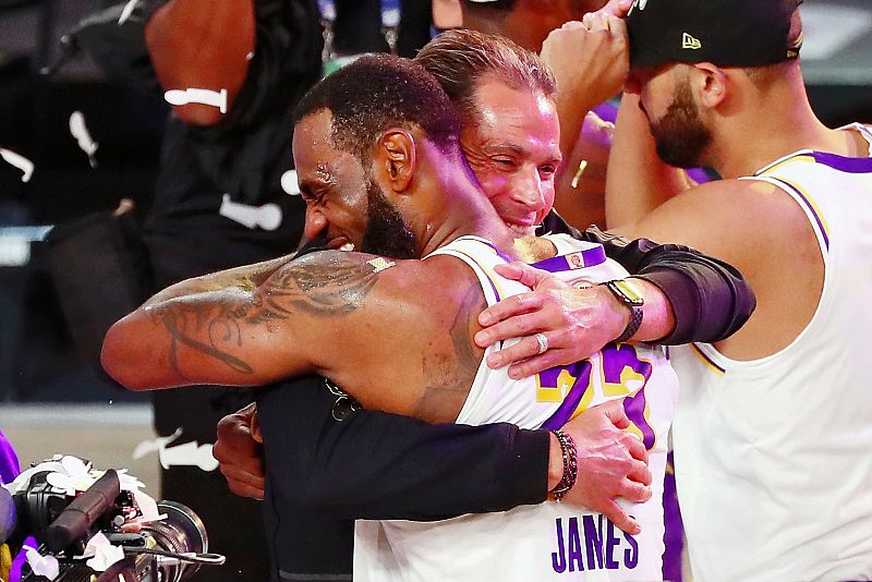 Lebron James y Rob Pelinka se abrazan