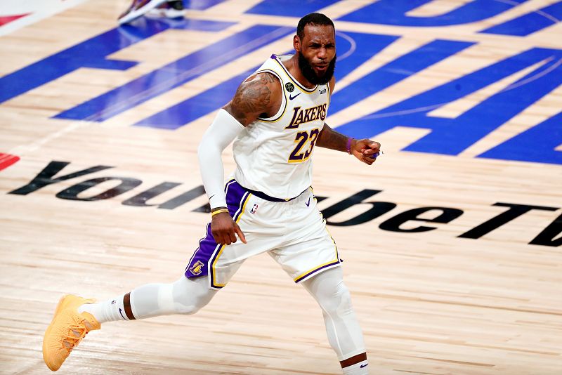 Lebron celebra la victoria de Los Angeles Lakers