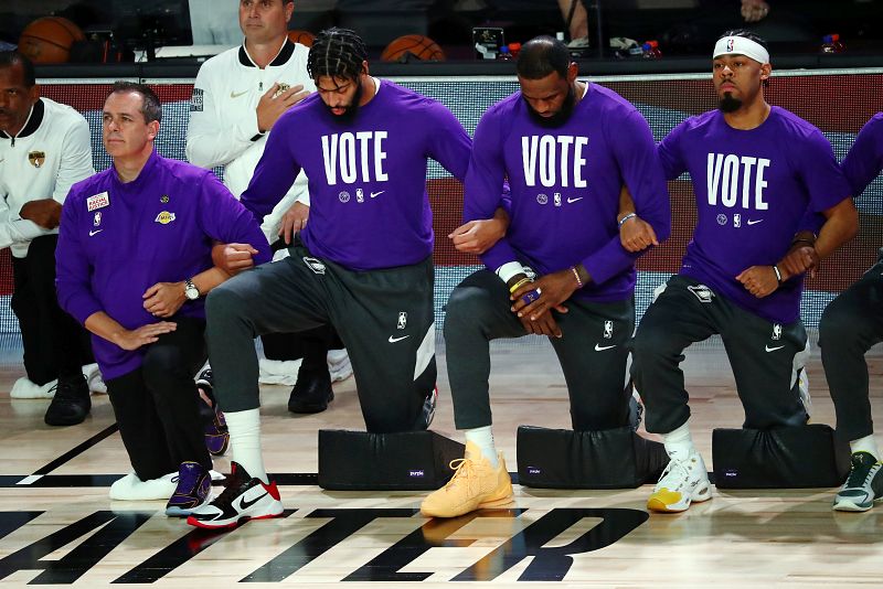 Los Angeles Lakers arrodillados antes del partido de la NBA