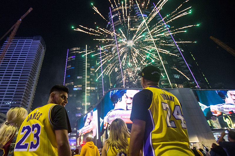 Seguidores celebrando la victoria de Lakers en la NBA