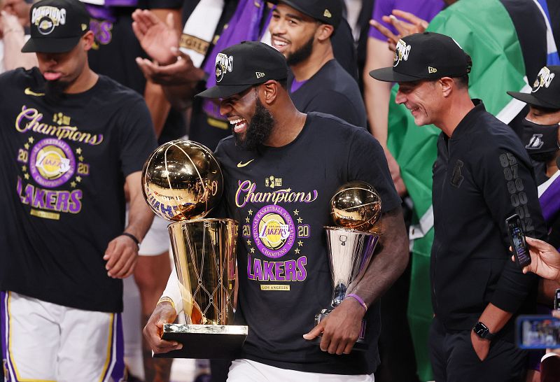 LeBron James con sus dos trofeos