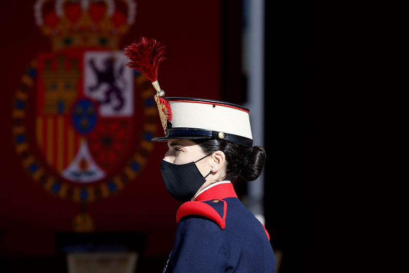 Vista del pequeño desfile terrestre y en el que se pretende rendir homenaje a todos los que están luchando contra el coronavirus.