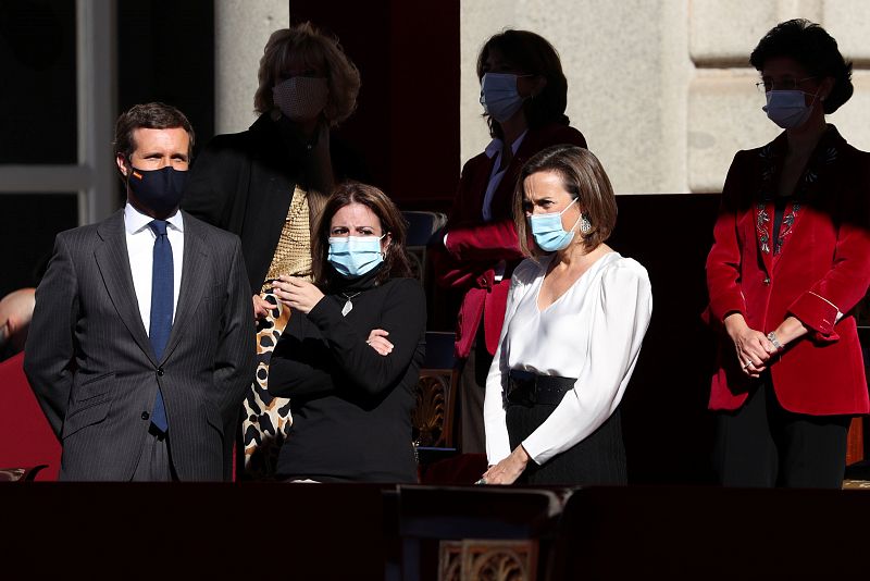 El presidente del PP, Pablo Casado (i); la portavoz del PSOE en el Congreso, Adriana Lastra y la portavoz del Grupo Popular en el Congreso, Cuca Gamarra, durante el acto.