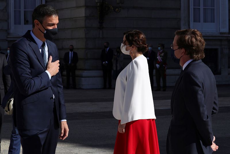 El presidente del Gobierno, Pedro Sánchez (i) conversa con el alcalde de Madrid, José Luis Martínez Almeida (d) y la presidenta de la Comunidad de Madrid, Isabel Díaz Ayuso, durante el acto.