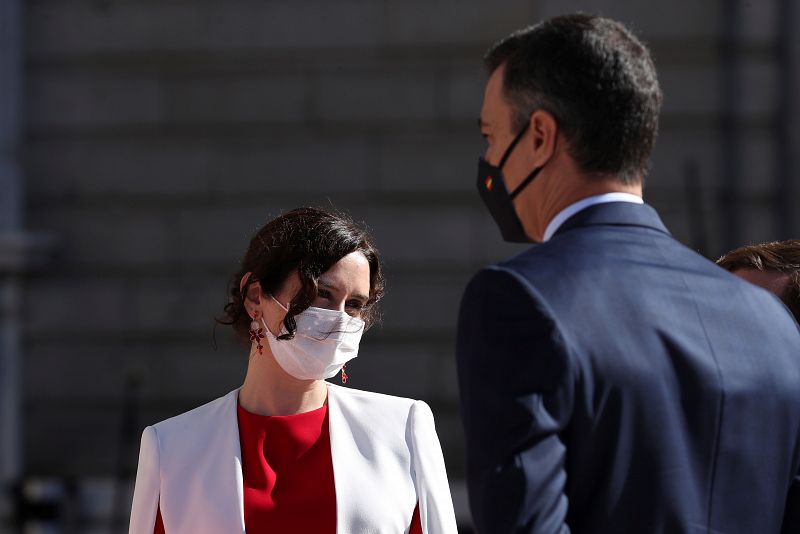 El presidente del Gobierno, Pedro Sánchez, conversa con la presidenta de la Comunidad de Madrid, Isabel Díaz Ayuso.