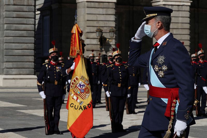 El rey Felipe saluda a las tropas a su llegada al acto organizado con motivo del Día de la Fiesta Nacional, en Madrid este lunes.