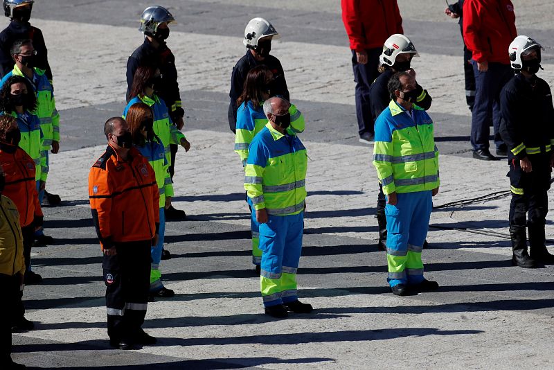 Bomberos y miembros de los servicios de emergencia participan en el desfile terrestre en el que se pretende rendir homenaje a todos los que están luchando contra la COVID-19.