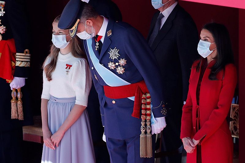 El rey Felipe conversa con la princesa Leonor ante la reina Letizia durante el acto organizado con motivo del Día de la Fiesta Nacional.