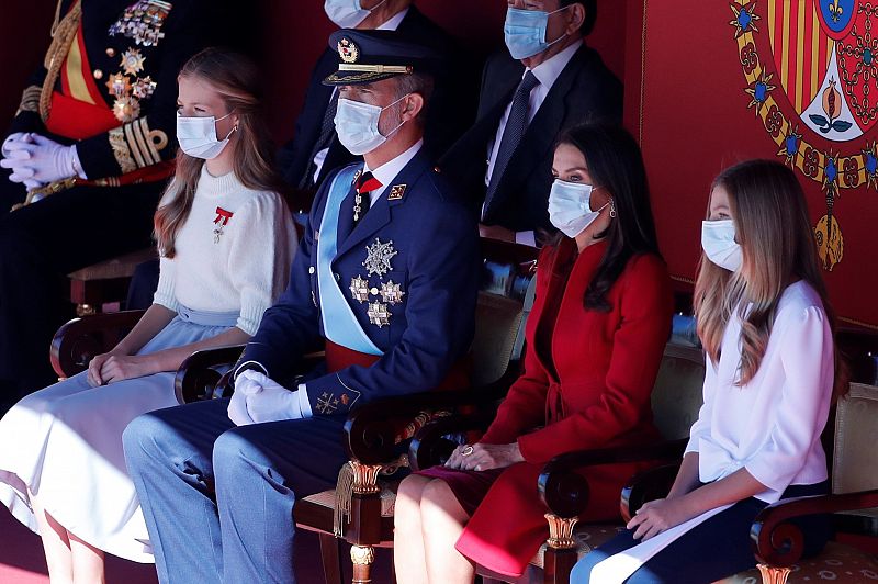 Los reyes Felipe y Letizia, junto a la princesa Leonor y la infanta Sofía durante el pequeño desfile militar en el acto organizado con motivo del Día de la Fiesta Nacional, en Madrid este lunes.