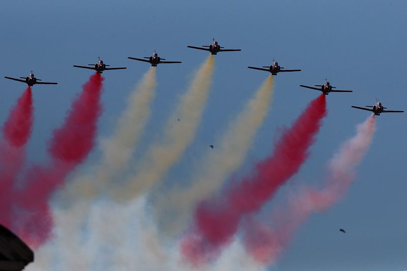 Los aviones C-101 de la Patrulla Águila, la unidad acrobática del Ejército del Aire durante el acto organizado con motivo del Día de la Fiesta Nacional.