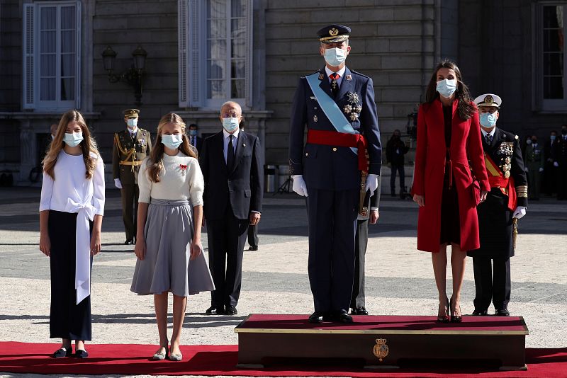 Los reyes Felipe y Letizia, junto a la princesa Leonor y la infanta Sofía durante el acto organizado con motivo del Día de la Fiesta Nacional, en Madrid este lunes.