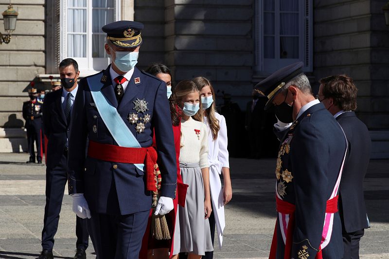 Los reyes Felipe y Letizia saludan durante el acto organizado con motivo del Día de la Fiesta Nacional, en Madrid este lunes.