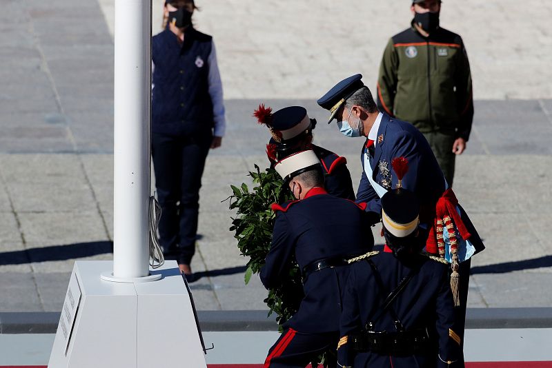 El rey Felipe VI deposita una corona de flores en honor a los caídos por la patria durante el acto organizado con motivo del Día de la Fiesta Nacional.