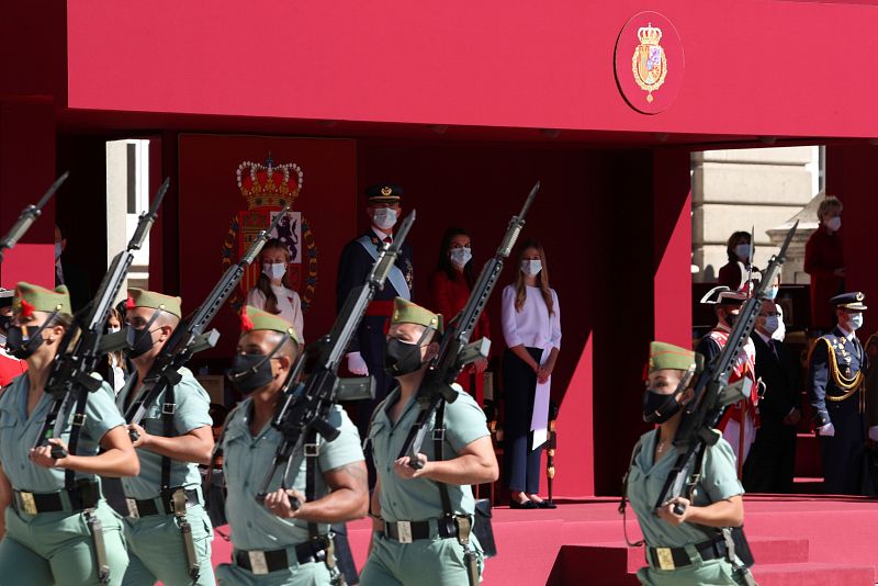 El rey Felipe VI, la reina Letizia y la princesa de Asturias, Leonor y la infanta Sofía observan a los efectivos de la Guardia Civil que desfilan durante el acto.