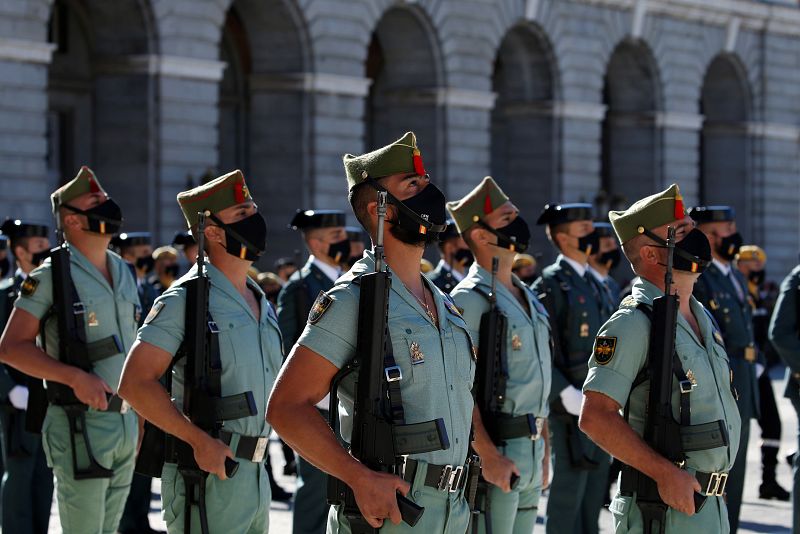 Los miembros de la Legión participan en el desfile terrestre en el que se pretende rendir homenaje a todos los que están luchando contra la COVID-19.