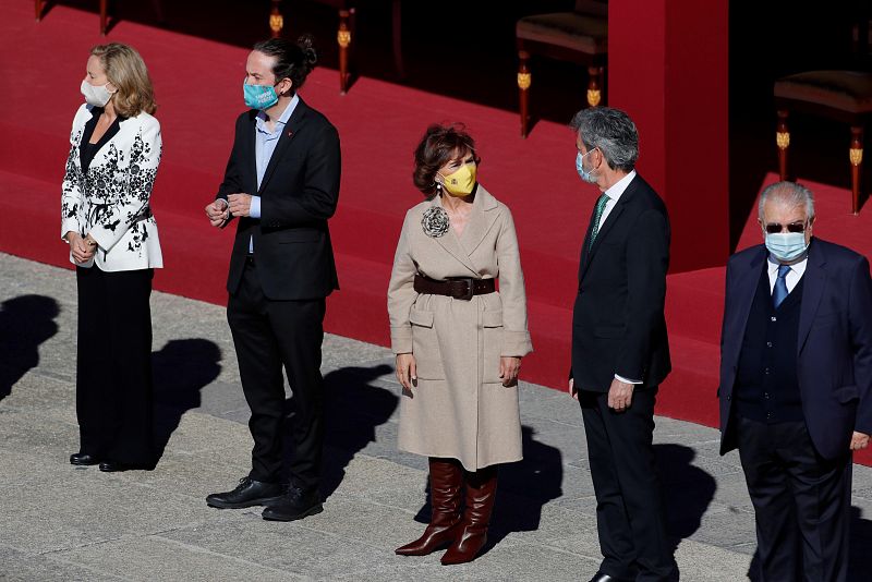 La vicepresidenya y ministra de Asuntos Económicos, Nadia Calviño (i), el vicepresidente segundo del Gobierno, Pablo Iglesias (2i), la vicepresidenta primera Carmen Calvo (c), el presidente del Consejo General del Poder Judicial, Carlos Lesmes (2d) y