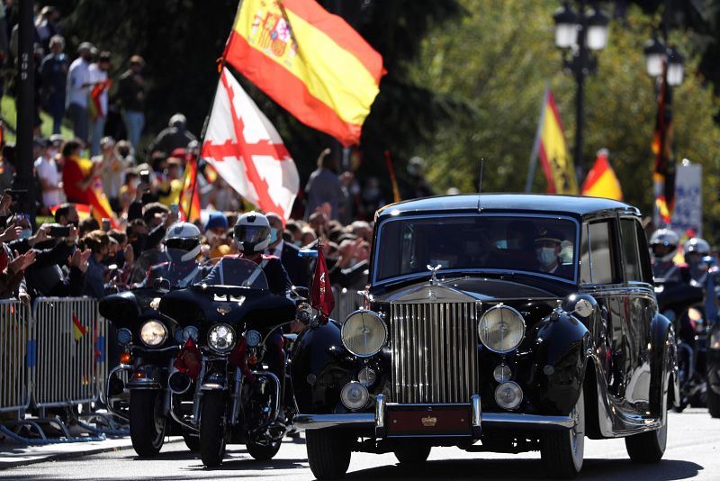 Los reyes abandonan el Palacio Real tras asistir al acto organizado con motivo del Día de la Fiesta Nacional, en Madrid este lunes.