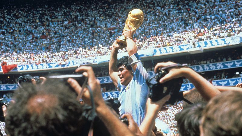 Maradona con la Copa del Mundo tras ganar la final disputada en el estadio Azteca de México (1986)