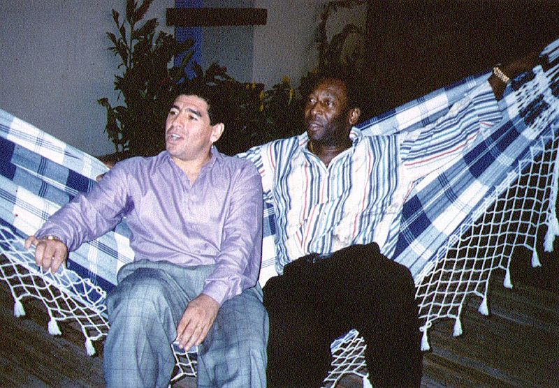 El astro argentino junto al brasileño Pelé en 1995, de él Maradona dijo: "Pelé hubo uno solo. Los demás venimos en segunda línea".