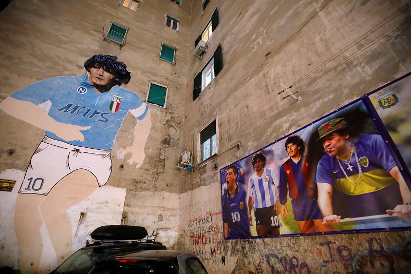 Mural dedicado al astro argentino en el barrio español de Nápoles, en cuyo equipo apuntaló su leyenda.