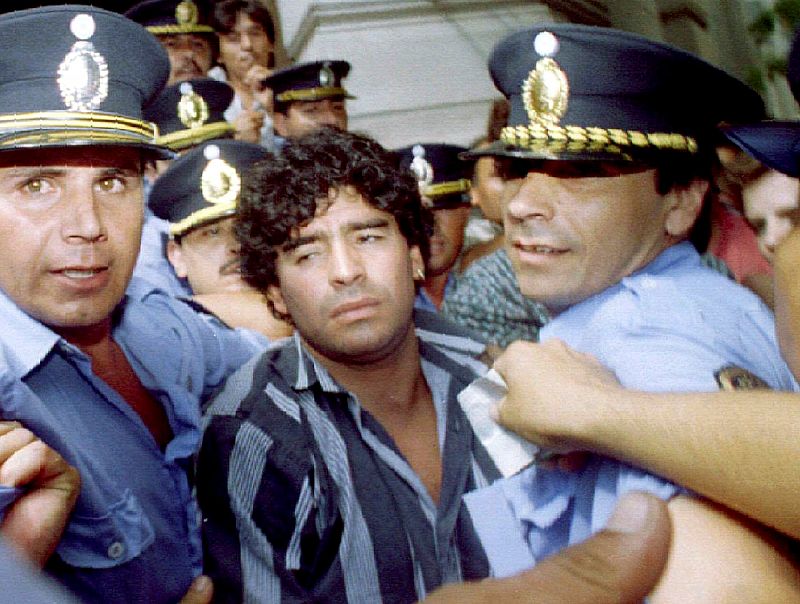 Maradona se volvió a sentar en el banquillo en 1994 por disparar con un rifle de aire comprimido a un grupo de periodistas y fotógrafos que hacían guardia en la puerta de su casa