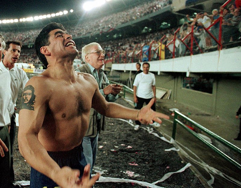 Maradona jugó su último partido oficial el 25 de octubre de 1997, fue con el Boca Juniors y ante su eterno rival, el River Plate. El astro se retiró oficialmente cinco días más tarde, coincidiendo con su cumpleaños número 37.