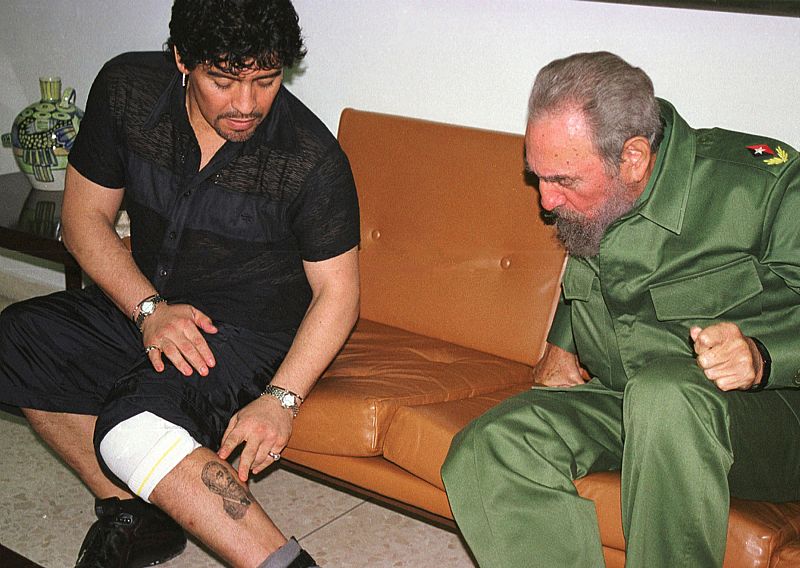 En las últimas dos décadas Maradona se significó politicamente de manera muy notable, mantuvo una amistad con Fidel Castro. En la imagen, le enseña un tatuaje en una visita en el Palacio de la Revolución de la Habana en octubre de 2001 durante una es