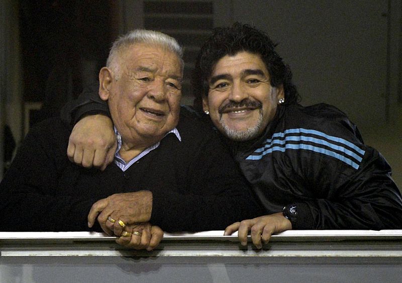 Maradona junto a su padre, "Don Diego" en el partido de la Copa Libertadores que enfrentó al Boca Juniors y al Universidad de Chile en el estadio de La Bombonera el 14 de junio de 2012.